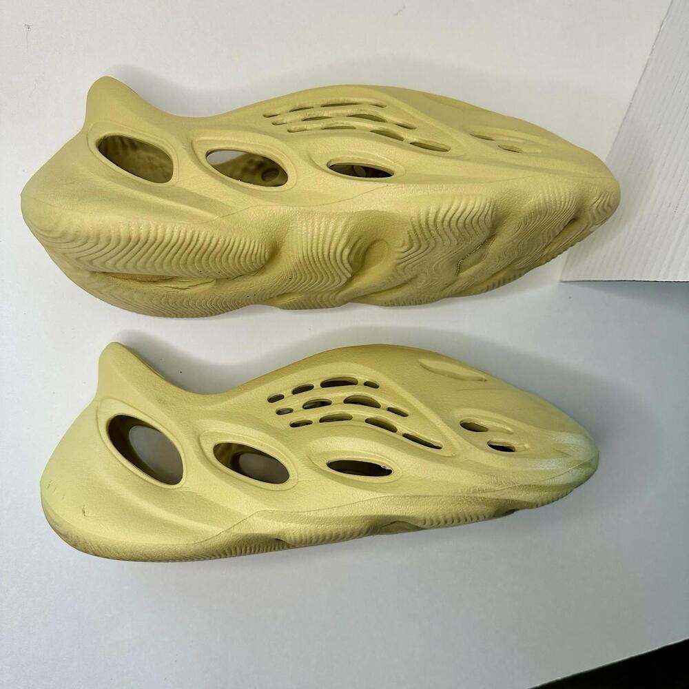 🥂SOLD🥂Adidas Yeezy Foam RNNR Runner in Sulfur, Size 8 - Picture 4 of 9